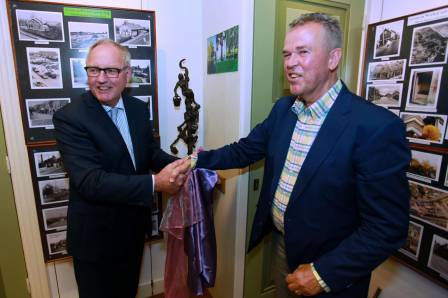 Huidig directeur Rabobank Drechtsteden Piet Hoogendoorn (links) en oud-directeur Rabobank Papendrecht Wim Schut bij het zojuist onthulde beeld ‘De Levensboom’ in Museum Dorpsbehoud.